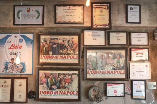 스파카 나폴리 벽면을 채운 이영우 셰프의 수상실적.[사진=쉐프스푸드 제공]