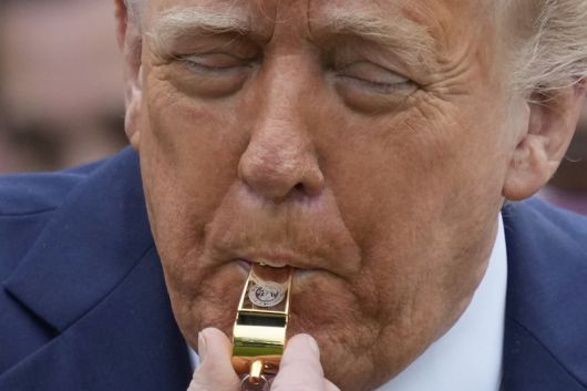 도널드 트럼프 미국 대통령이 지난 21일 백악관 정원에서 부활절 행사로 받은 호루라기를 불고 있다. [사진 | 뉴시스]