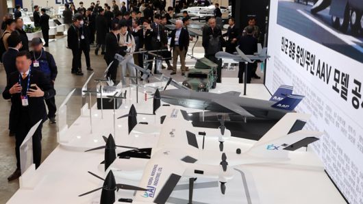 인공지능(AI) 등 첨단산업에 투자해 성장의 발판을 만들어야 한다.[사진 | 뉴시스]