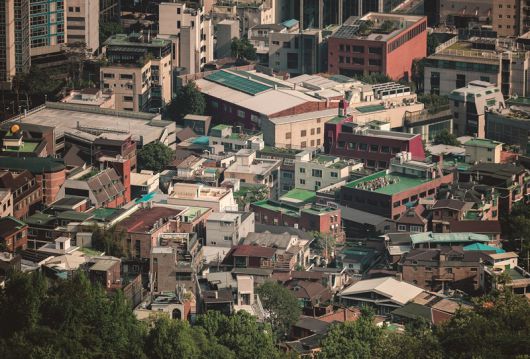 집을 사게 해줘야 한다는 주장과 임대 정책 강화해야 한다는 주장이 부딪힌다. [사진|뉴시스]