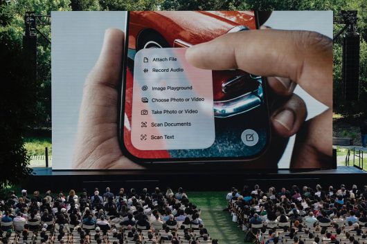 애플이 연례발표 행사에서 새로운 운영체제 디자인을 선보였다.[사진 | 뉴시스]
