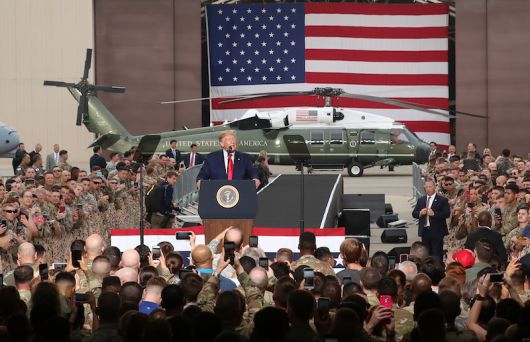 트럼프는 관세와 무관한 주한미군 이야기를 계속해서 꺼내고 있다. 2019년 주한미군 오산 공군기지에서 연설 중인 트럼프. [사진 | 뉴시스]