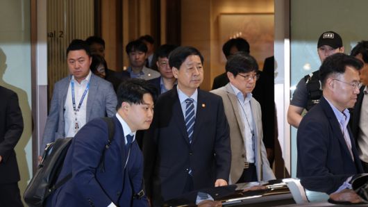 25일(현지시간) 열릴 예정이었던 한미 ‘2+2 통상 협의’가 취소됐다. 사진은 인천공항에서 발길을 돌리는 구윤철 경제부총리 겸 기재부 장관의 모습.[사진｜뉴시스]