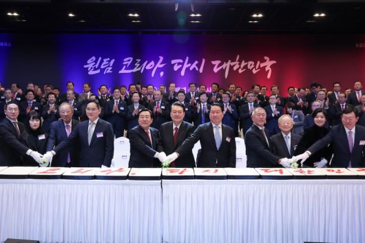 윤석열 전 대통령이 지난해 1월 2일 서울 영등포구 중소기업중앙회에서 열린 2024년 경제계 신년인사회에서 경제단체장, 기업인들과 떡케이크를 자르고 있다. 윤석열 정부는 밸류업을 위해서 상속세 최고세율 인하를 추진했다. [사진 | 뉴시스]