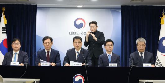 김용수 국무조정실 국무2차장이 30일 오전 서울 종로구 정부서울청사에서 부동산 불법행위 대응 관계 부처 합동브리핑을 하고 있다. [사진 | 뉴시스]