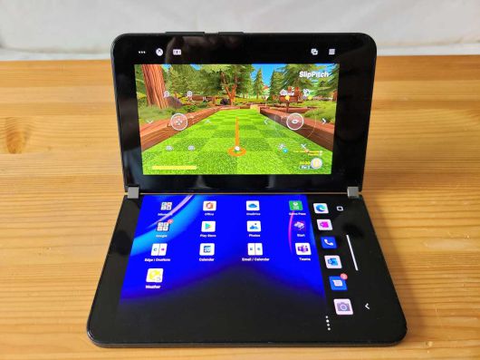 큰 화면은 확실히 게임 플레이어들에게 화면이 크다는 점에서 매력적이다. 불행하게도 마이크로소프트는 아스팔트 9 : 레전드 같은 게임들은 두 화면 전부를 넓힐 수 있다고 주장했지만, 그 기능은 작동되지 않았고 마이크로소프트는 어떠한 도움도 제공하지 못했다. ⓒ Mark Hachman / IDG