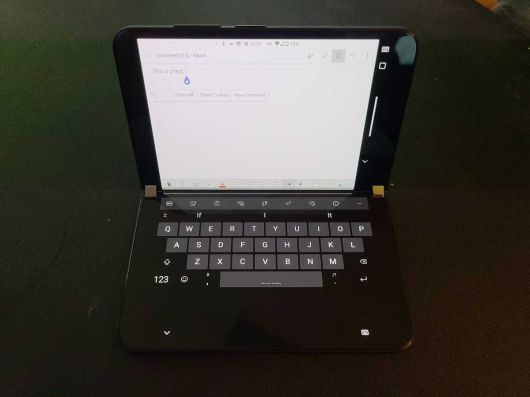 키보드는 내 취향에서 보면 상단에 어색하게 꽉 들어찬 것 같고, 나는 여전히 엄지손가락을 사용해서 입력하는 것을 선호한다. 그렇지만 이것은 PC와 같은 폰이다. ⓒ Mark Hachman / IDG