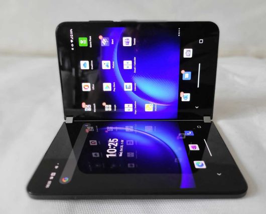 이렇듯 가로 방향 디스플레이는 비디오와 게임을 스트리밍하는 데 매우 유용하지만, 자이로스코프 문제가 제기된다. 여러 시나리오에서 화면이 세로 방향으로 고정되는 경우가 많다는 것을 의미한다. 또한, 카메라 범프와 함께 위쪽을 더 무겁게 만드는 요인이다. ⓒ Mark Hachman / IDG