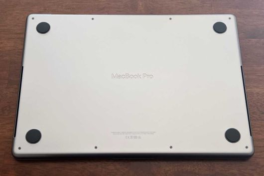 뒷면에는 맥북 프로라는 제품명이 각인돼 있다. ⓒ IDG