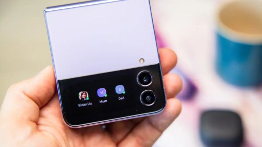 커버 디스플레이 작동 예시 ⓒ Dominik Tomaszewski / Foundry