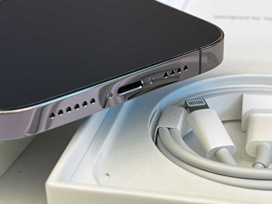 라이트닝 포트, 스피커, 마이크 ⓒ Foundry