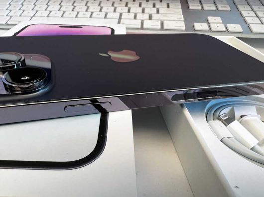 아이폰 14 프로 맥스 전원 버튼과 5G 밀리파(mmWave) 안테나 ⓒ Foundry