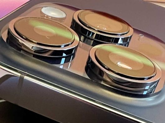 아이폰 14 프로 맥스의 카메라 렌즈 두께. 상당하다. ⓒ Foundry