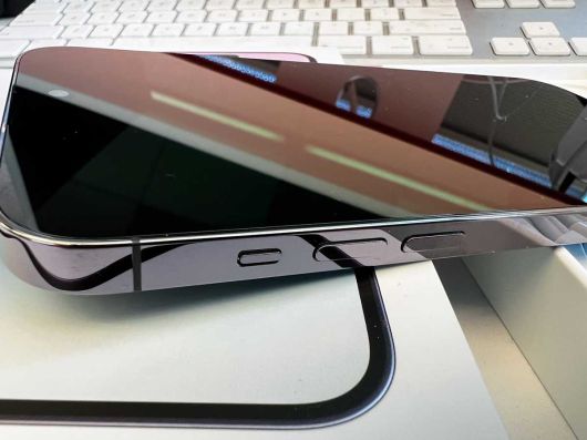 무음 스위치와 볼륨 버튼 위치는 아이폰 13과 같다. 그러나 SIM 트레이가 없다. ⓒ Foundry