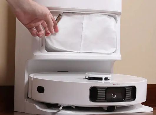 드림봇 L10s 울트라가 청소를 마치고 충전을 위해 베이스 스테이션에 복귀하면 청소기 내부의 350mL 먼지 상자를 비우고 이 먼지 봉투로 빨아들인다. ⓒ Dreame Technology