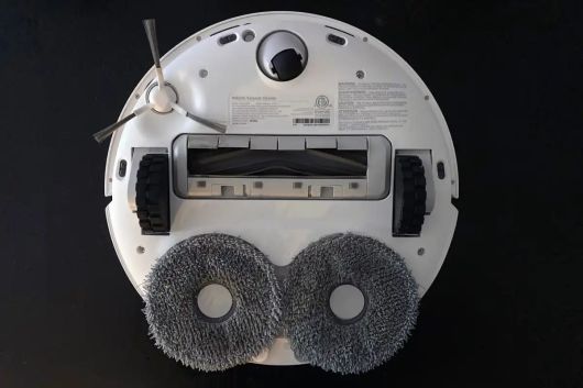 빠르게 회전하는 2개의 걸레가 달려 있어 대부분 청소기의 걸레질보다 더 깨끗하다. ⓒ Dreame Technology