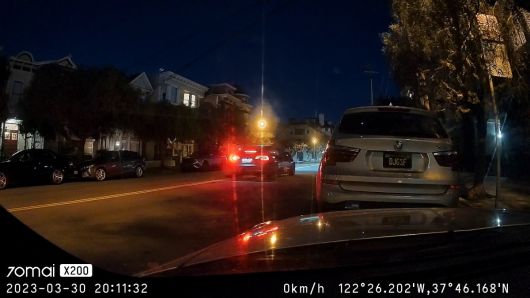 자동차 유리가 깨끗하지 않은데도 야간에 이 정도 화질이다.