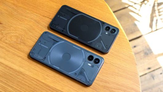 낫싱 폰 (1)(위)과 낫싱 폰(2)(아래) ⓒHenry Burrell / Foundry