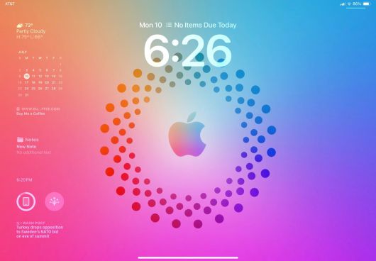 위젯을 사용하면 아이패드OS 17의 아이패드 잠금 화면이 개인 대시보드가 될 수 있다. ⓒApple