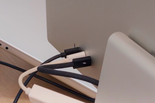스튜디오 디스플레이는 썬더볼트 연결을 지원하며, 추가 기기를 연결할 수 있는 USB-C 포트 3개를 탑재했다.Filipe Esposito/Foundry