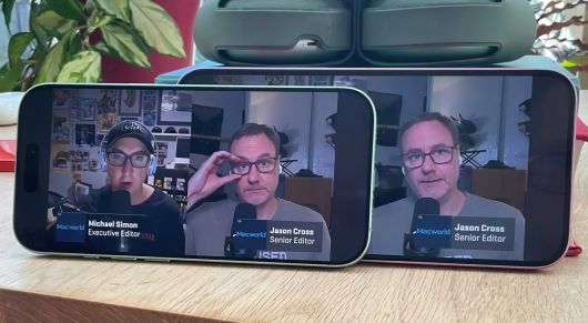 앞쪽에 있는 아이폰 17의 베젤이 뒤에 있는 아이폰 16 플러스보다 살짝 얇다.David Price / Foundry