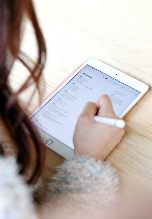 황유빈의 작사가의  필수품 '작사 노트'