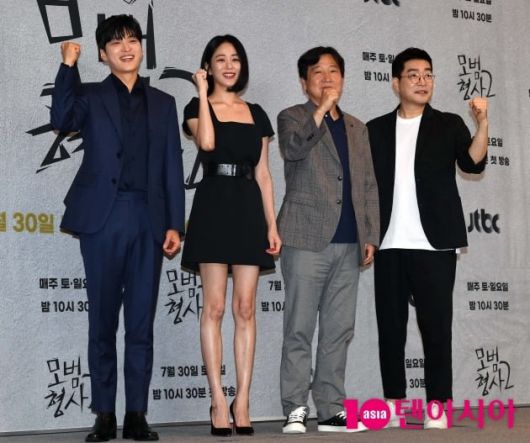 JTBC 토일드라마 '모범형사2' 제작발표회가 28일 서울 도화동 서울가든호텔에서 열렸다. 배우 장승조, 김효진, 조남국 감독, 손현주. / 사진=조준원 기자 wizard333@