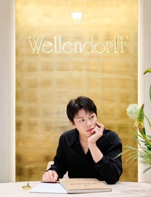 사진 = 육성재 인스타그램