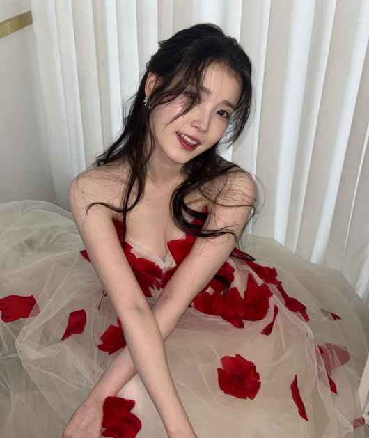 사진 = 아이유 인스타그램