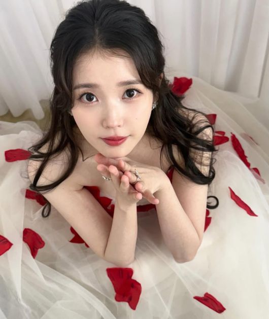 사진 = 아이유 인스타그램