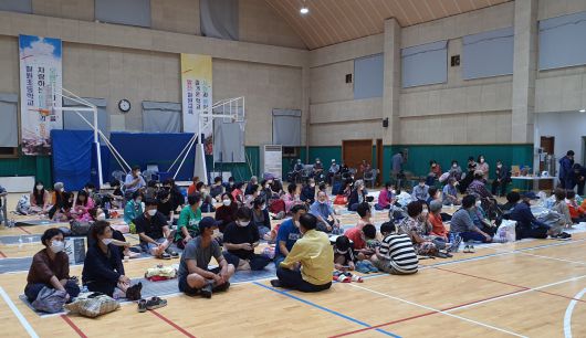 5일 오후 강원 철원에 쏟아진 집중호우로 인해 임진강 지류와 한탄강이 범람하자 철원군 철원읍 화지리 철원초등학교 체육관에 마련된 임시 대피소에 주민들이 대피해 있다.(연합뉴스)