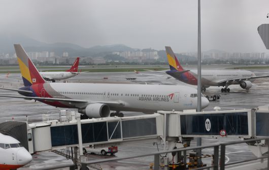 아시아나항공 앞날은    (서울=연합뉴스) 서명곤 기자 = 산업은행 등 채권단이 HDC현대산업개발(현산)의 '12주 아시아나항공 재실사' 요구에 기간을 크게 단축하자는 역제안 카드를 검토하고 있다. 사진은 2일 서울 강서구 김포공항 주기장의 아시아나항공 여객기 모습. 2020.8.2    seephoto@yna.co.kr/2020-08-02 14:57:19/<저작권자 ⓒ 1980-2020 ㈜연합뉴스. 무단 전재 재배포 금지.>