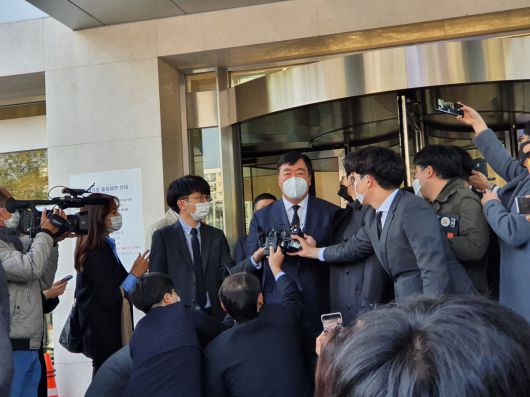 고(故) 이건희 삼성전자 회장 장례 이틀째인 26일 정치권 인사들도 잇따라 빈소를 찾았다. 오전 10시 반께 빈소를 찾은 싱하이밍 대사는 "이건희 회장은 중국과도 인연이 깊다"며 고인을 애도했다. (노우리 기자 @we1228)