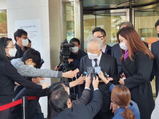 손경식 한국경영자총협회 회장은 26일 오후 1시 54분께 고(故) 이건희 삼성전자 회장 빈소를 나오면서 “유족들에게 삼성을 잘 이끌어달라고 부탁드렸다”고 했다. (노우리 기자 @we1228)