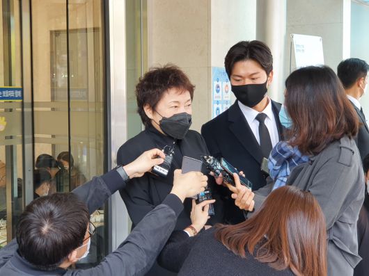 고(故) 이건희 삼성전자 회장 장례 3일차인 27일, 문화체육계 인사들의 조문도 잇따랐다. 2011년 호암상 예술상을 받은 바이올리니스트 정경화 씨는 이날 오전 빈소를 방문해 조문했다. (노우리 기자 @we1228)