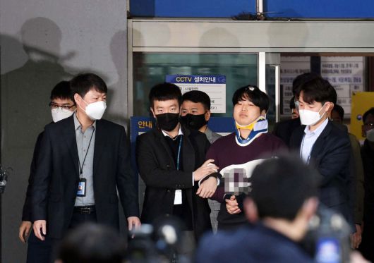 [서울=뉴시스]김선웅 기자 =텔레그램에 '박사방'을 열고 미성년자를 포함한 여성들을 대상으로 성착취 범죄를 저지른 '박사' 조주빈이 25일 오전 서울 종로구 종로경찰서에서 검찰로 송치되고 있다. 2020.03.25. photo@newsis.com