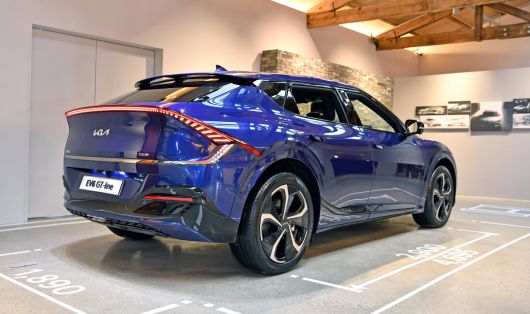 뒷유리에는 와이퍼가 없는 대신 공력을 이용해 물방울을 제거하는 기능이 더해졌다. (사진제공=기아)