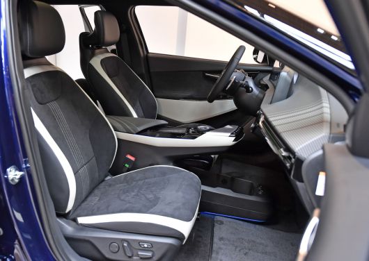 공중에 떠 있는 모습의 센터콘솔이 자리했다. 운전자를 감싸는 형태라 안정감이 느껴진다. (사진제공=기아)