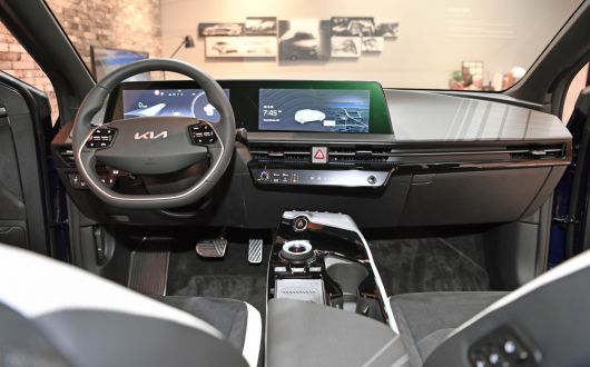 운전자를 중심으로 넓게 배치된 파노라믹 커브드 디스플레이는 실내를 더 넓어 보이게 만드는 효과가 있다. (사진제공=기아)