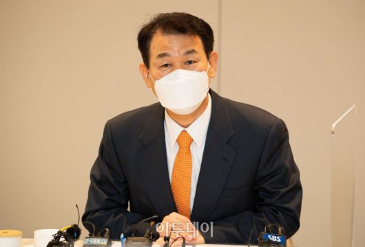 정은보 금융감독원장이 3일 서울 중구 은행회관에서 열린 첫 금융지주회장 간담회에서 인사말을 하고 있다. 조현호 기자 hyunho@