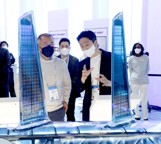 5일(현지시간) 미국 라스베이거스에서 열린 CES 2022 기자간담회 이후 정기선 현대중공업지주 대표가 정의선 현대차그룹회장과 얘기나누고 있다.