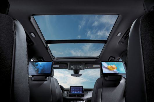 머리받이 뒤에는 12.6인치 디스플레이가 적용돼 2열 승객이 자유롭게 멀티미디어 콘텐츠를 즐기도록 돕는다.