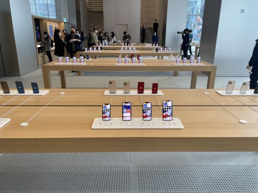 애플 명동에는 2층까지 제품 진열이 되어있다. 아이폰뿐 아니라 다양한 애플의 제품을 만날 수 있다.