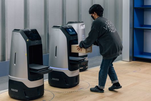 1784에서 다양한 편의 서비스를 제공하는 로봇 ‘루키’.