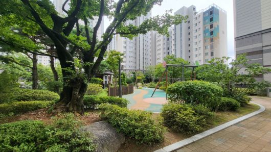 조경과 어우러진 단지 내 놀이터 모습.