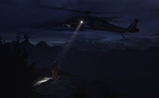 애플 아이폰14 야간촬영 영상 캡처. 응급 상황 시 구조 요청(SOS) 할 정도로 밝은 빛을 발산, 산에서 조난 당한 남녀가 구조되는 장면 연출.