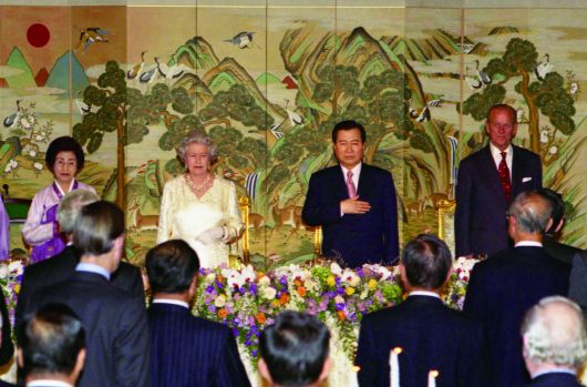방한한 엘리자베스 2세 영국 여왕 내외가 김대중 대통령과 만찬자리에 참석한 모습