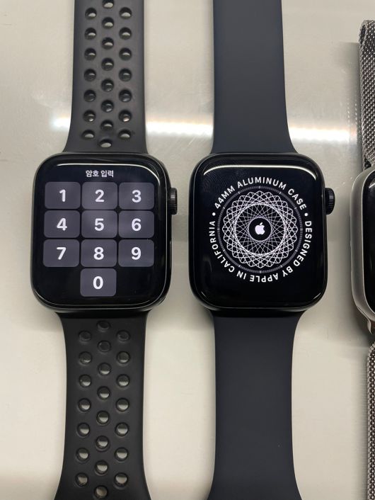 애플 워치 SE 1세대(왼쪽)와 2세대의 모습(오른쪽).