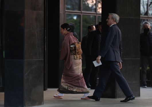 기모노를 입고 일왕 생일 축하연이 열리는 호텔로 들어서는 참석자(연합뉴스)