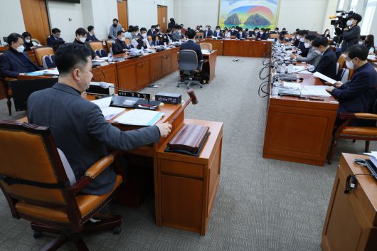 1월 16일 오전 국회 정무위원회에서 열린 법안심사제1소위에서 김종민 위원장이 의사봉을 두드리고 있다.(연합뉴스)